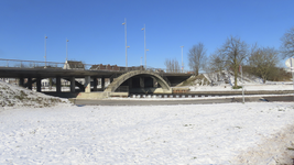 901315 Gezicht op de Langerakbrug over de Leidsche Rijn te De Meern (gemeente Utrecht) in een besneeuwde omgeving, ...